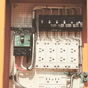 仮設工事の電灯盤設置