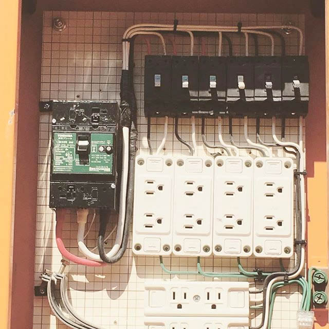 仮設工事の電灯盤設置